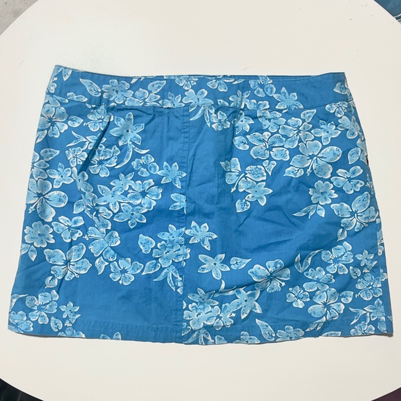 Retro blue and white floral print shorts - Picture 2 of 7